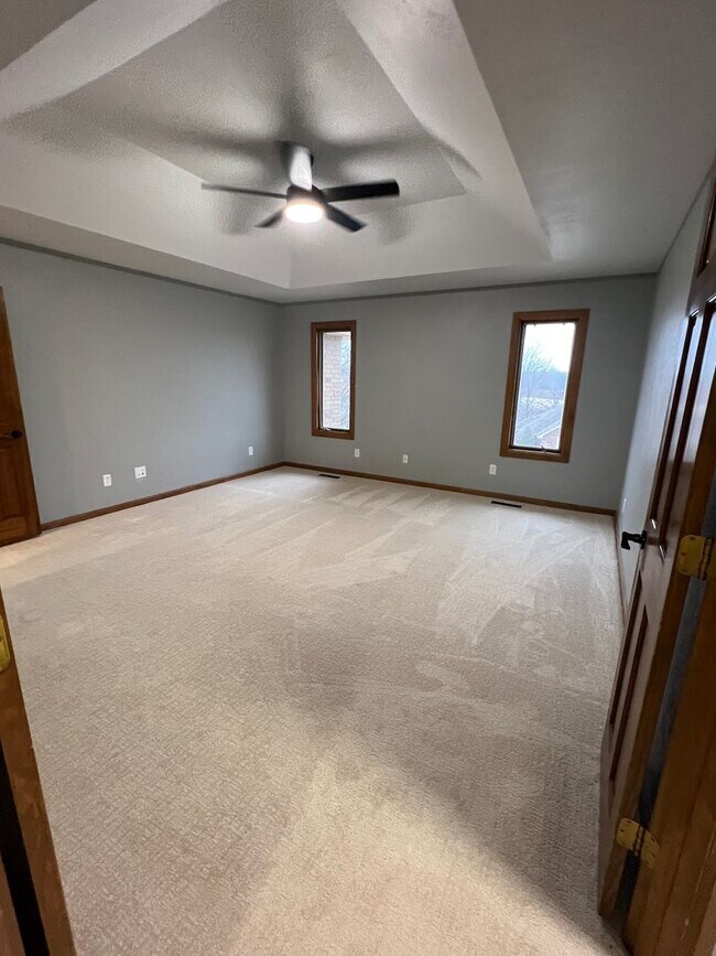 Building Photo - 5 bedroom/3 bath w/mother in law style qua...