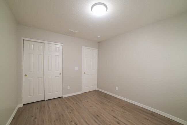 Building Photo - 6518 W Red Fox Rd