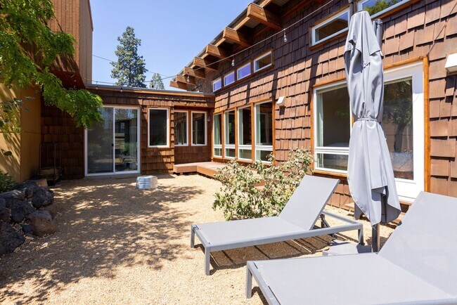 Building Photo - Furnished 2 Bed 2 Bath on Bend's Westside