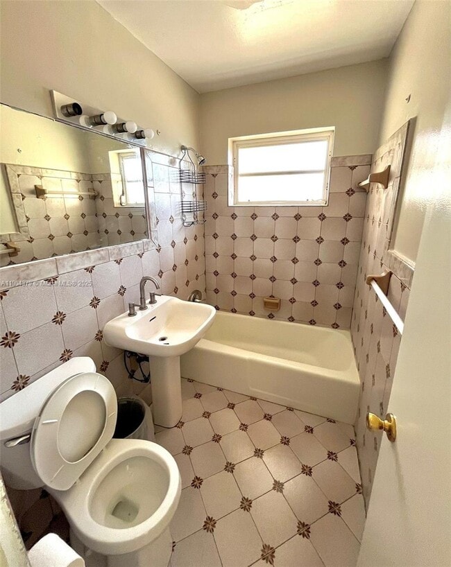 Building Photo - 1541 NE 13th St