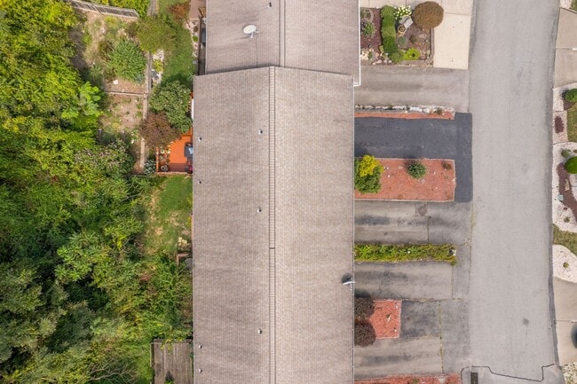 Building Photo - AVAILABLE FOR EARLY OCTOBER! 2-BEDROOM TOW...