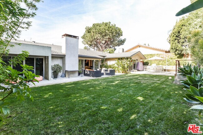 Building Photo - 6740 S Garth Ave