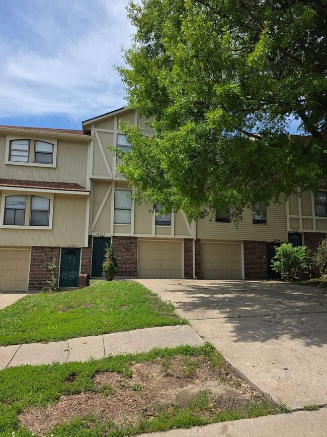 Building Photo - Spacious 2 Bedroom Quadplex with Garage