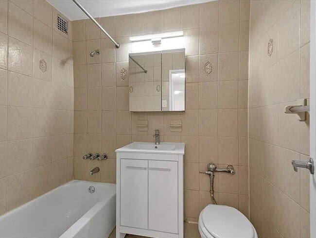 Building Photo - 411 E 26th St