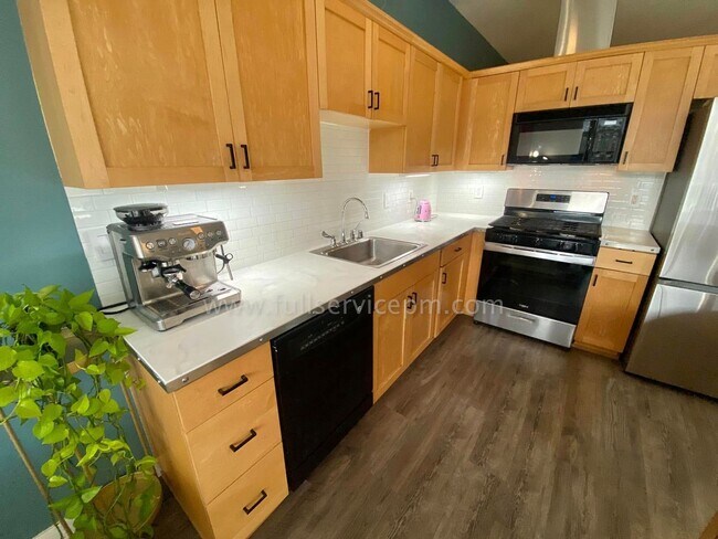 Building Photo - Stylish Capitol Hill Loft Condo w/ Floor-to-Ceiling Windows, Gas Fireplace