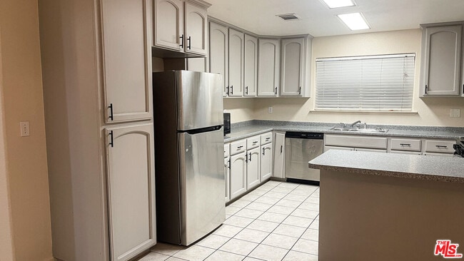 Building Photo - 114 W 13th St