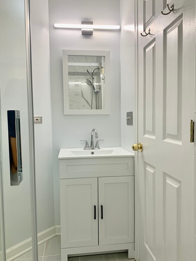 Master bathroom - 6501 N Greenview Ave