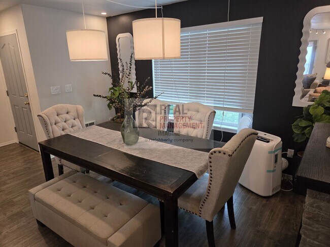 Building Photo - Check Out This Adorable 2.0 bedroom, 2.5 b...