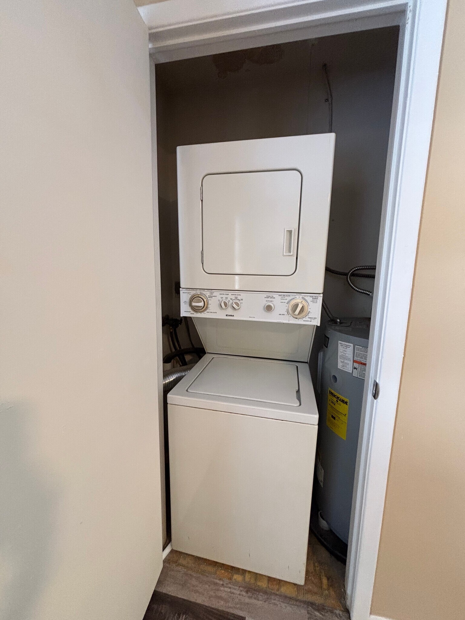 Building Photo - 2 Bed/2 Bath
