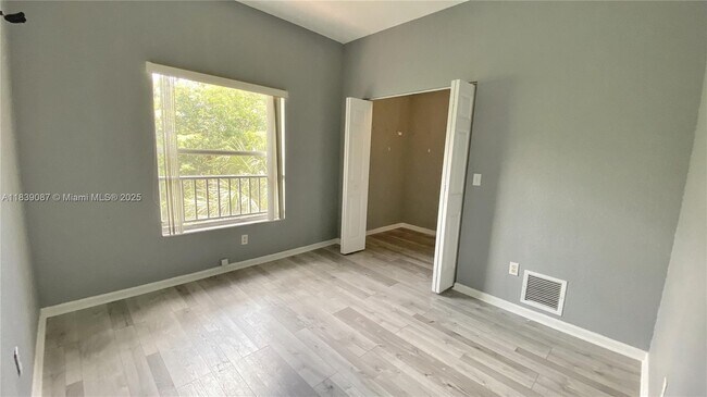 Building Photo - 2941 Riverside Dr