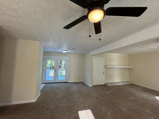 Building Photo - 3 Bedroom 2 Bath (w/ Bonus Room) & Spacious Living Area