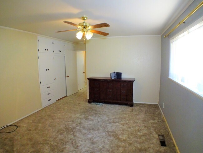 Building Photo - 226 W 6th Ave