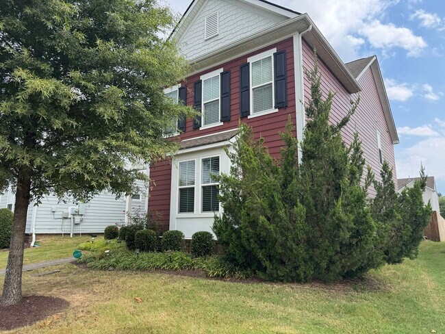 Building Photo - Your Franklin dream rental is here—4 bedrooms, a huge bonus, two en-suites, and an unbeatable loc...