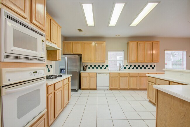 Building Photo - 411 Green Stone Ct