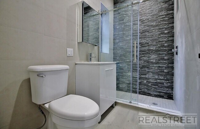 Building Photo - Grand Spacious 2 Bed in Prime Crown Heights