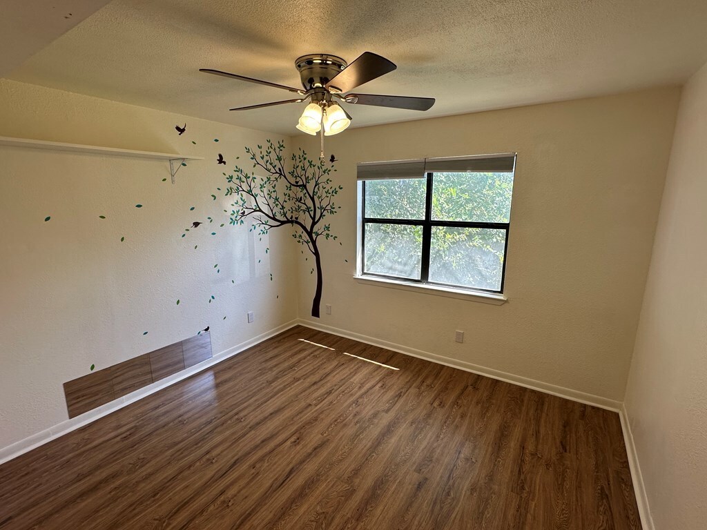 Building Photo - 2110 Glenwood Dr