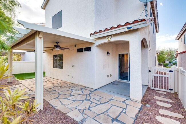 Building Photo - Spacious 3-Bedroom Home Featuring Downstai...