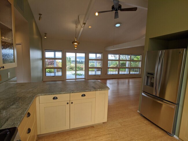 Building Photo - 3 bed 3 bath on 4.8 acres w/ beautiful wat...