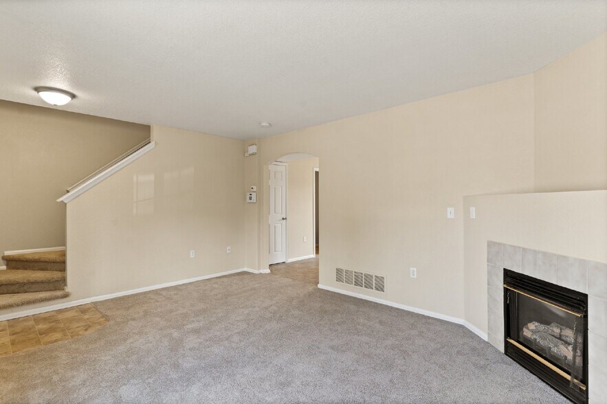 Building Photo - Move-In Ready 2-Bed Townhome with A/C & Fi...