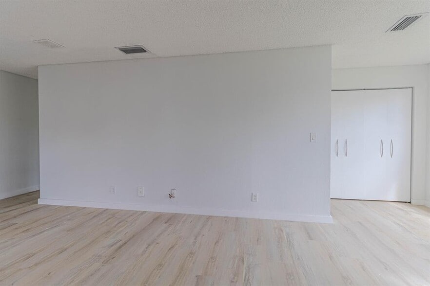 Building Photo - 3350 Pinewalk Dr N