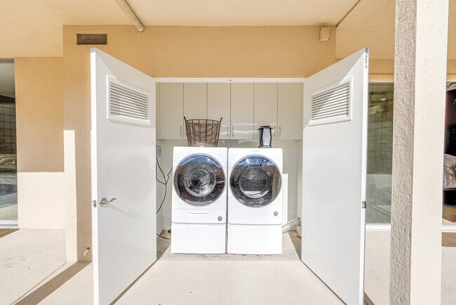 Building Photo - 449 Desert Lakes Dr