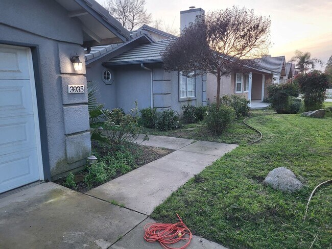Building Photo - 3 bedrooms, 2 full bathrooms single-story home located in the heart of Visalia, CA.