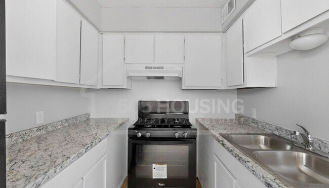 Building Photo - Spacious 2-Bedroom Unit Near Kirtland Air Force Base