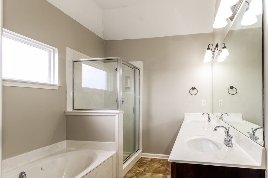 Building Photo - 3080 Greenhouse Dr