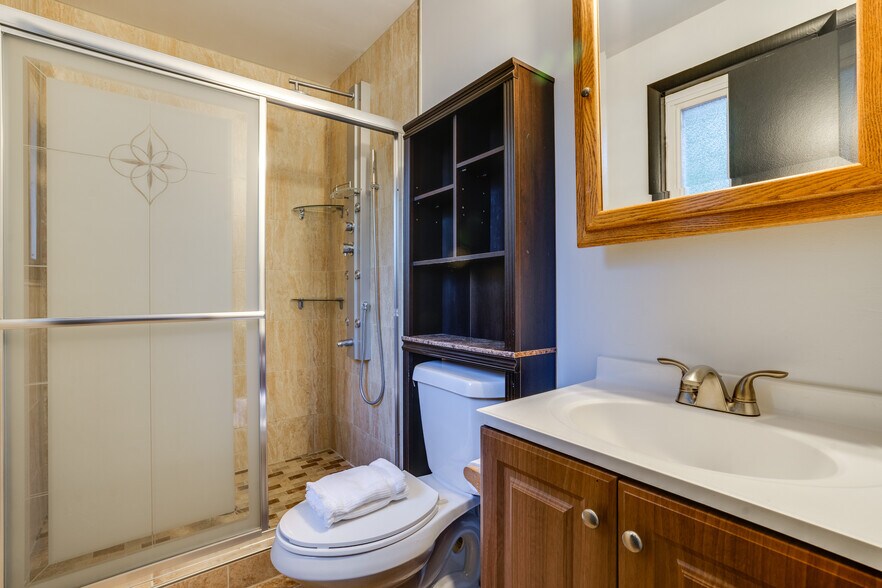 En Suite Bathroom - 15012 Olddale Rd