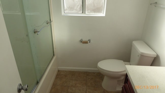 Bathroom Picture #1 - 20214 Cohasset St