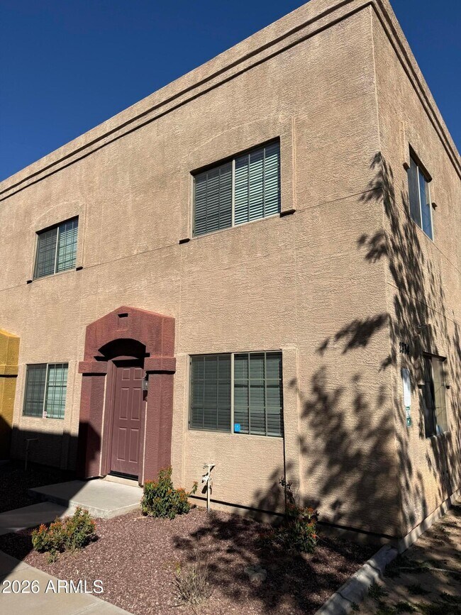 Building Photo - 2834 E Tracy Ln