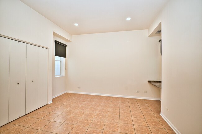 Building Photo - 2317 W Wolfram St