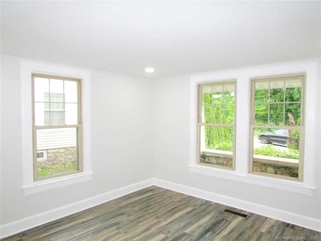 Building Photo - 93 New Harwinton Rd