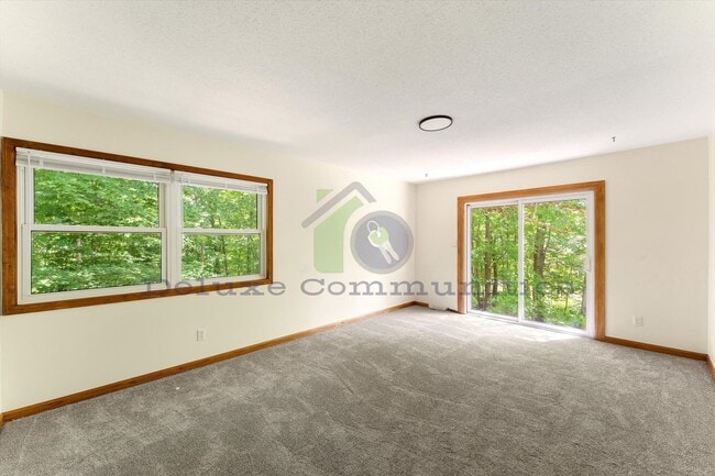 Building Photo - 4 bedroom 3.5 bath