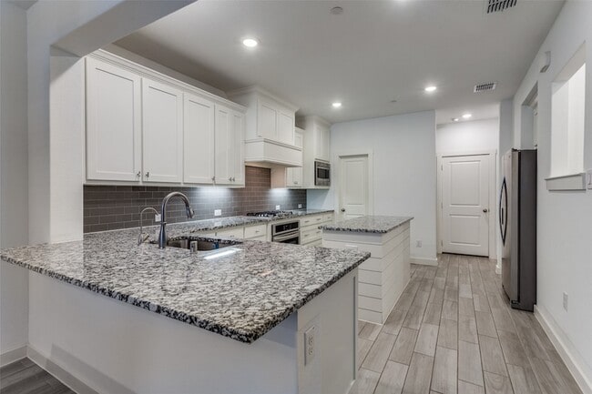 Building Photo - 2728 Shelby Dr