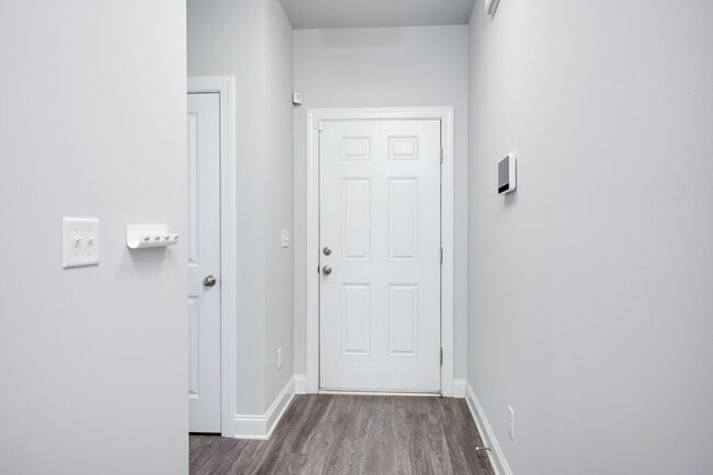 Building Photo - 3 Bedroom 2.5 Bath Townhouse