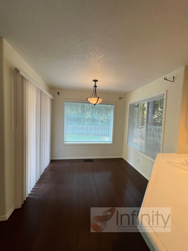 Building Photo - 23984 SW Shady Grove Dr