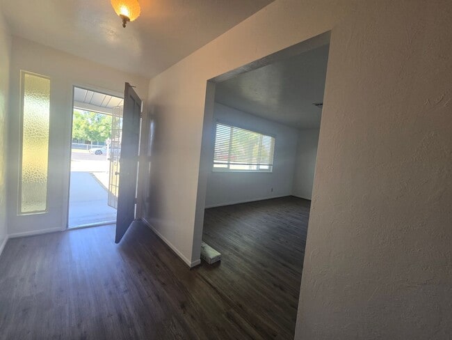 Building Photo - 3 BR 2 BA Available Now