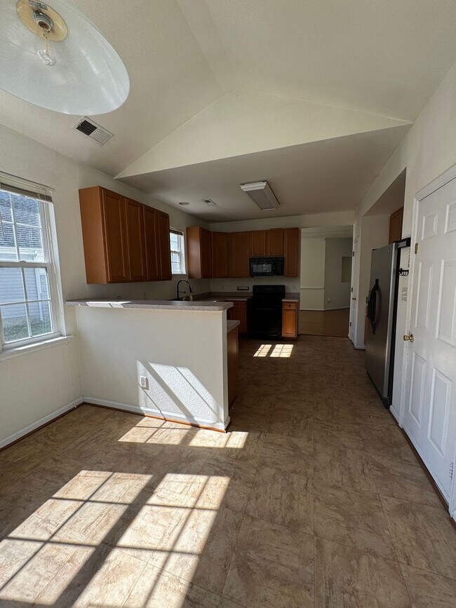 Building Photo - BEAUTIFUL OPEN FLOOR PLAN