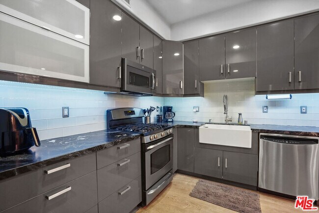 Building Photo - 16123 W Sunset Blvd