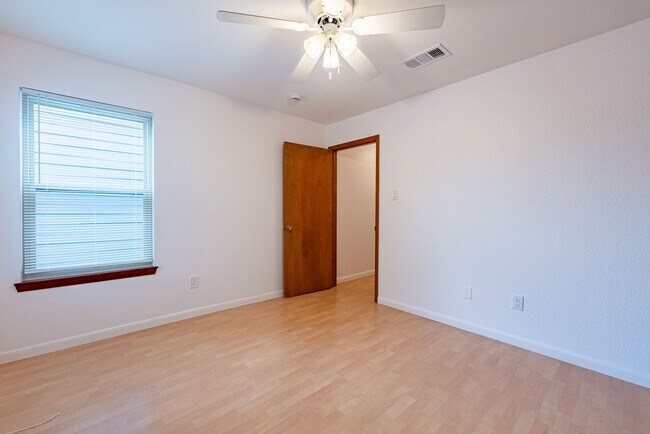 Building Photo - Beautiful 2 Bedrooms, 1.5 BathroomS home in Gateway Condominiums!!!