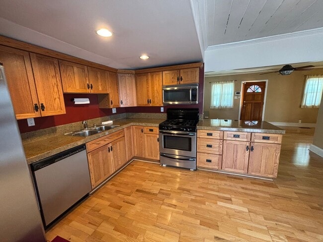 Building Photo - Charming 2+1 house for rent with small yar...