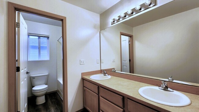 Building Photo - Comfort Meets Convenience in This South Hi...