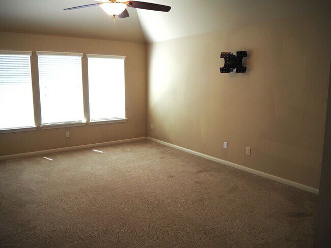 Building Photo - 28607 Green Hedge Dr