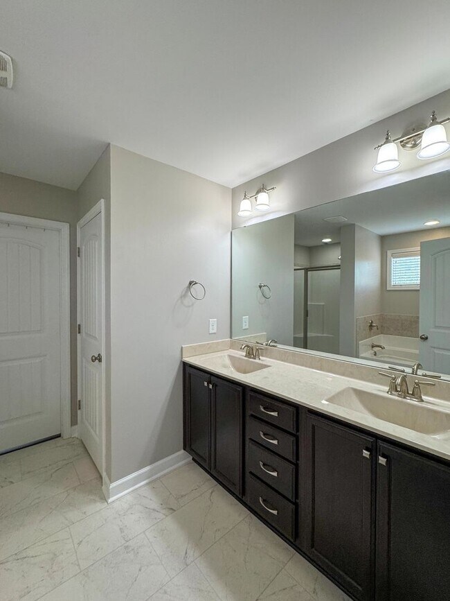 Building Photo - Gorgeous 4 Bed 2.5 Bath Home with Fenced Backyard