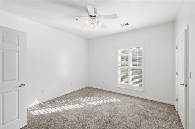 Building Photo - Spacious Condo in Knollwood – Pool, Gym an...