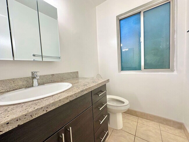 Building Photo - 919 N Alfred St