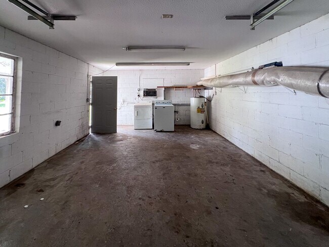 Building Photo - Pet Friendly 2BR/2BA + Flex Space on Doubl...