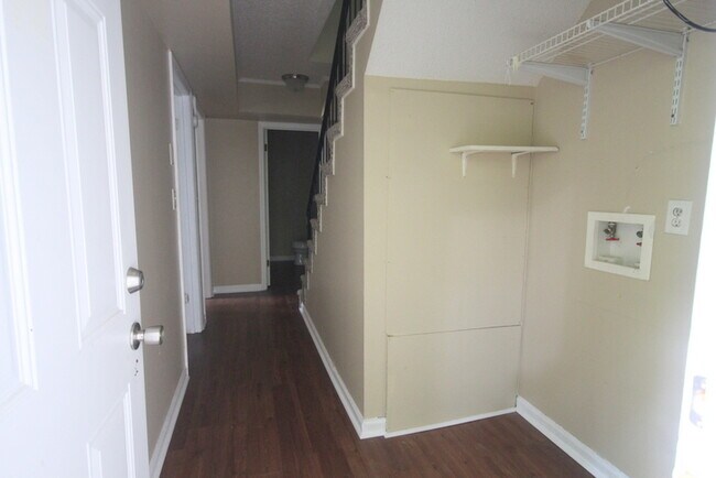 Building Photo - 2BD/1BA Duplex off Bonny Oaks