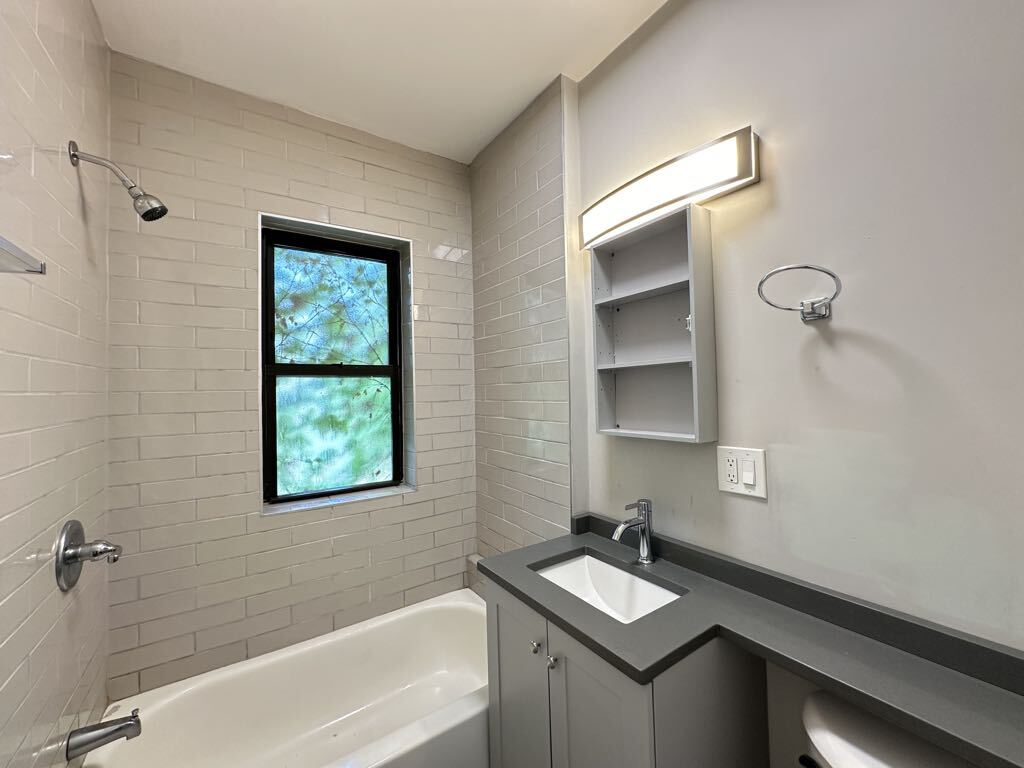 Building Photo - 4644 N Paulina St
